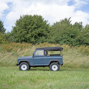 a defender sat on white wolf steel wheels
