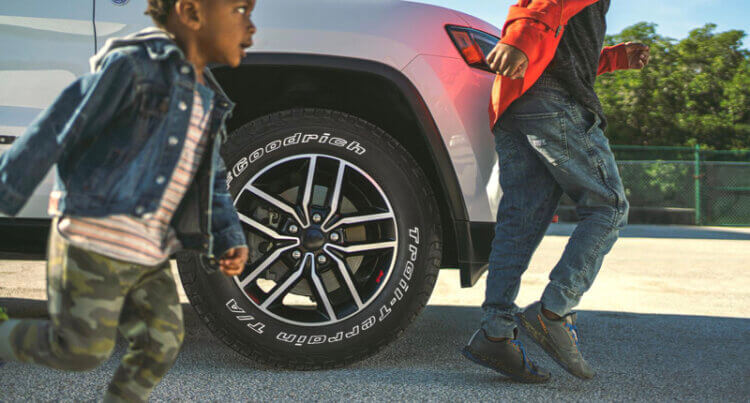 two children running out of the car past the BFGoodrich Trail Terrain tyre