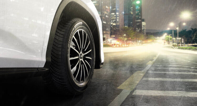 Michelin suv tyres in the rain using a A Michelin Cross Climate 2 to show its Outstanding Wet and Dry Traction